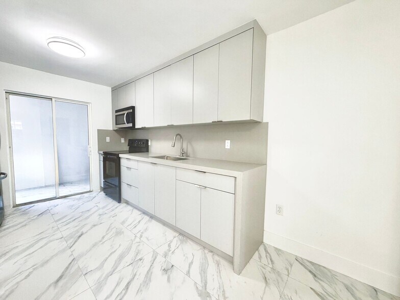 Building Photo - 1270 W 42nd St