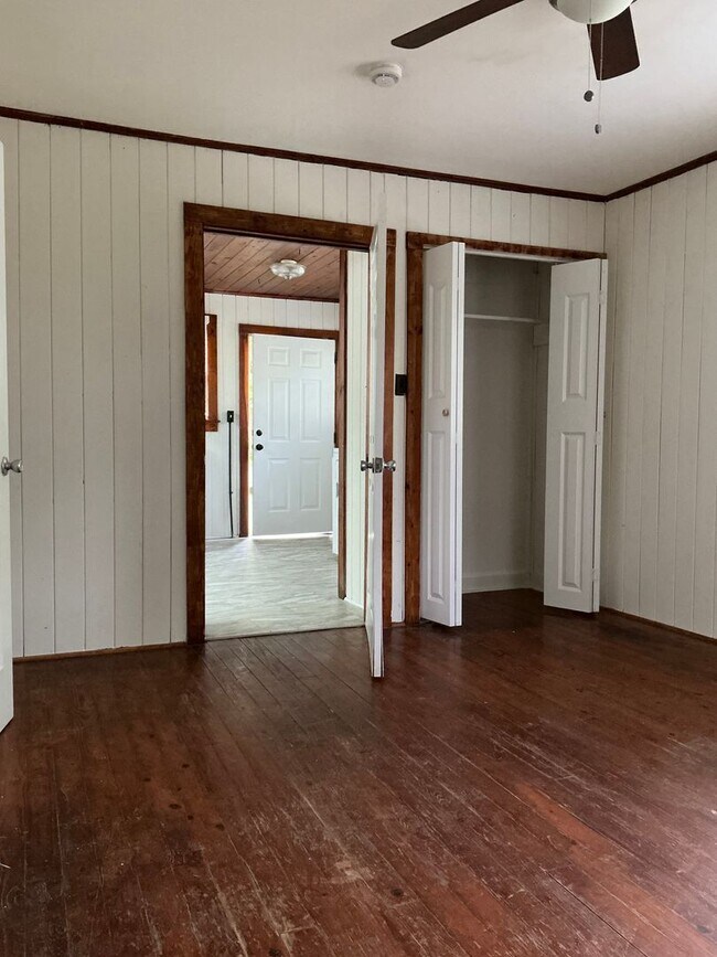 Building Photo - 3 bedroom / 1 bathroom house near St. Mary...