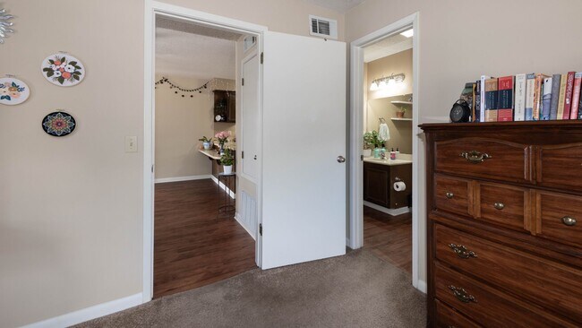 Building Photo - Hardy Manor Apartment Homes