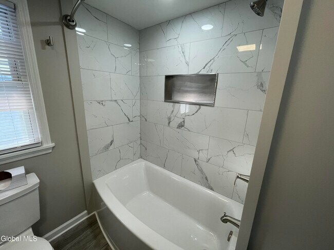 Building Photo - 28 Leversee Ave