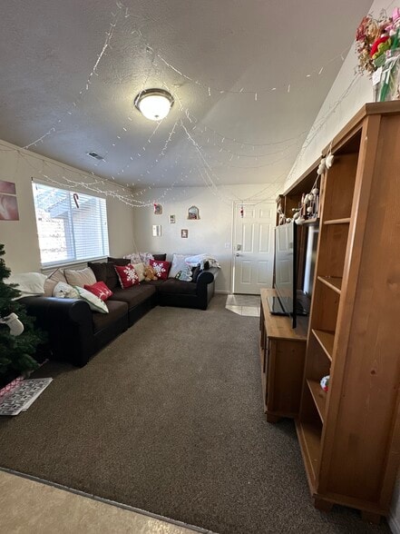 Building Photo - 1937 N Canyon Rd #304