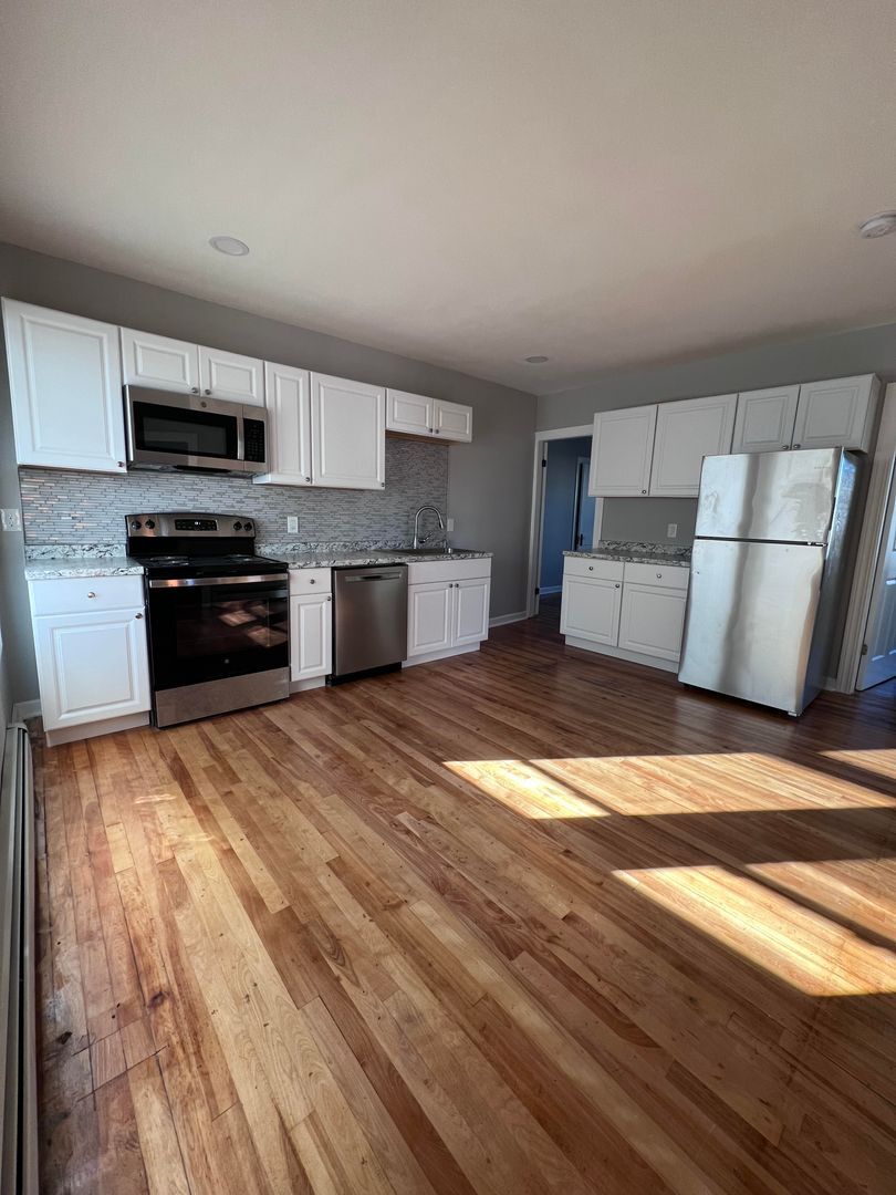 Building Photo - 185 Calef Rd