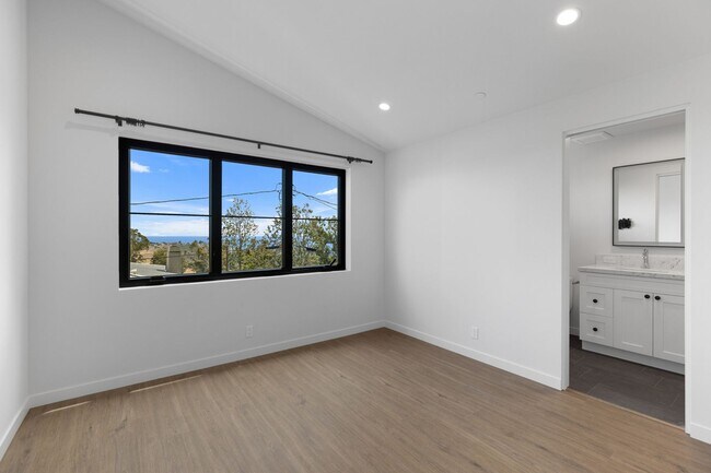 Building Photo - Modern Coastal Lease in Top of the World