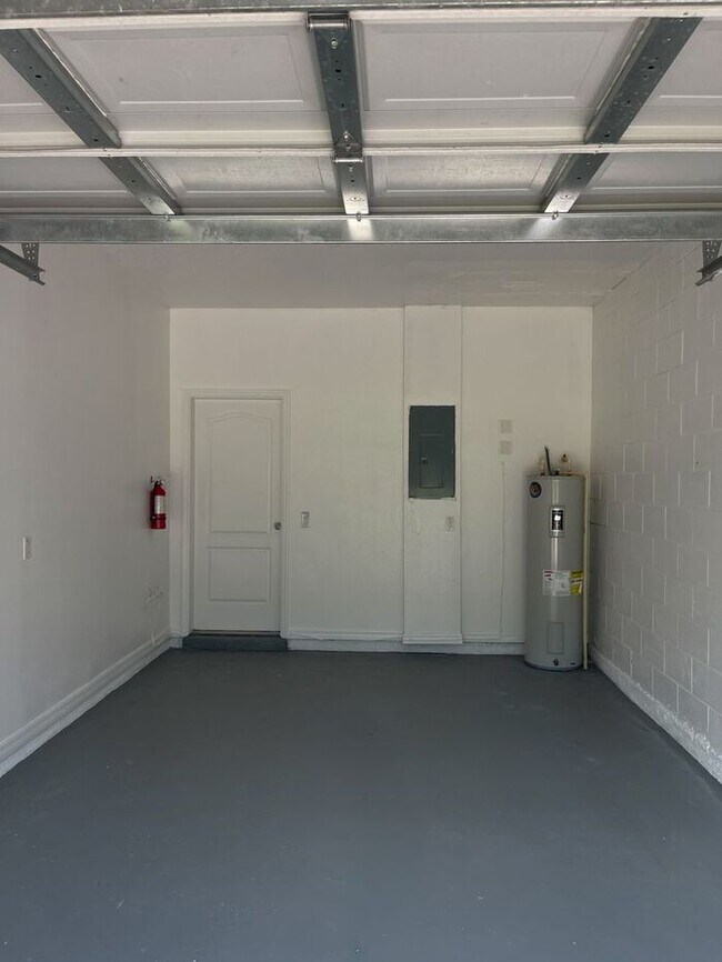 Building Photo - Beautifully Updated 3-Bedroom Townhouse in...