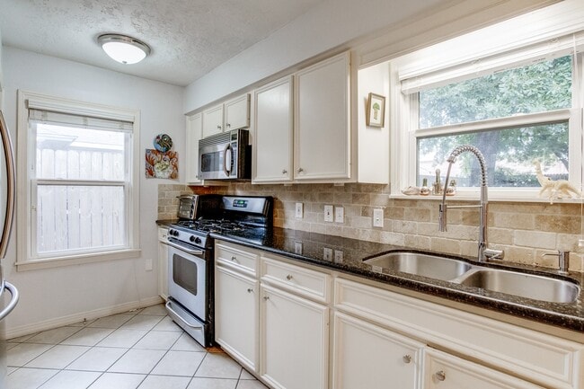 Building Photo - 1014 Nashua St