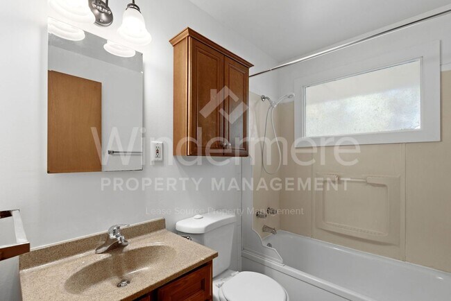 Building Photo - 902 E Rockwell Ave