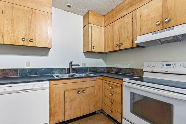 Building Photo - 121A SE 30th Pl