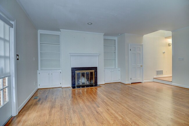 Building Photo - DOWNTOWN NORFOLK TOWNHOUSE