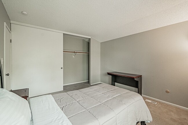 Building Photo - 9866 E Maplewood Cir