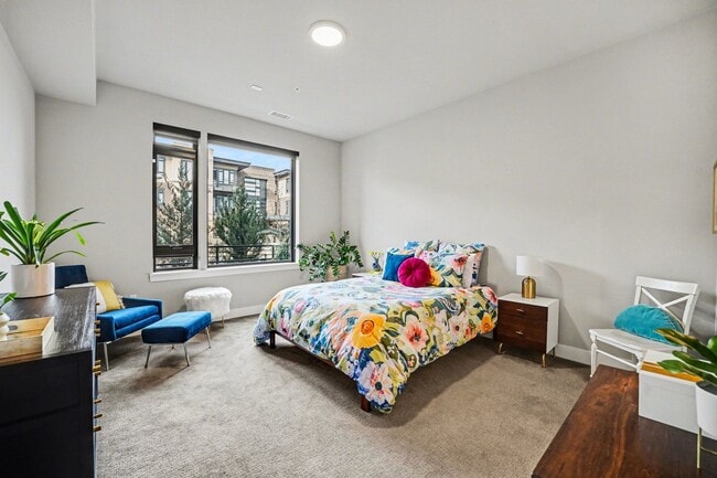 Building Photo - April 2026 - 2 bed 2 bath beautiful condo!