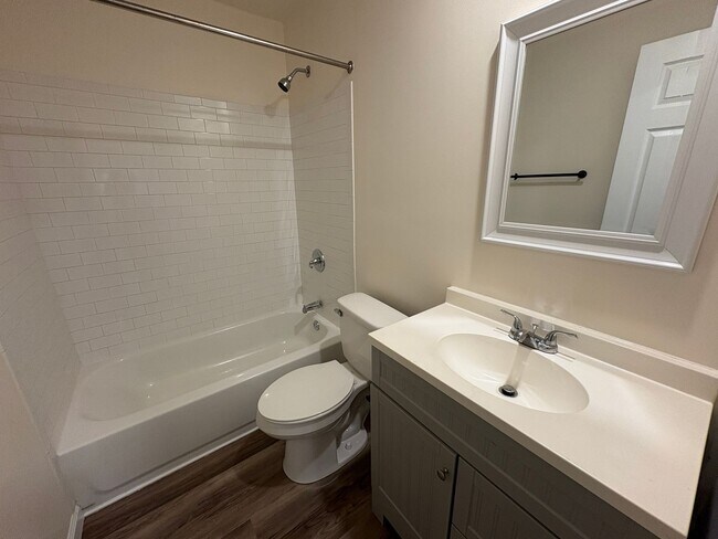 Building Photo - Affordable and Adorable Duplex in Enderly ...
