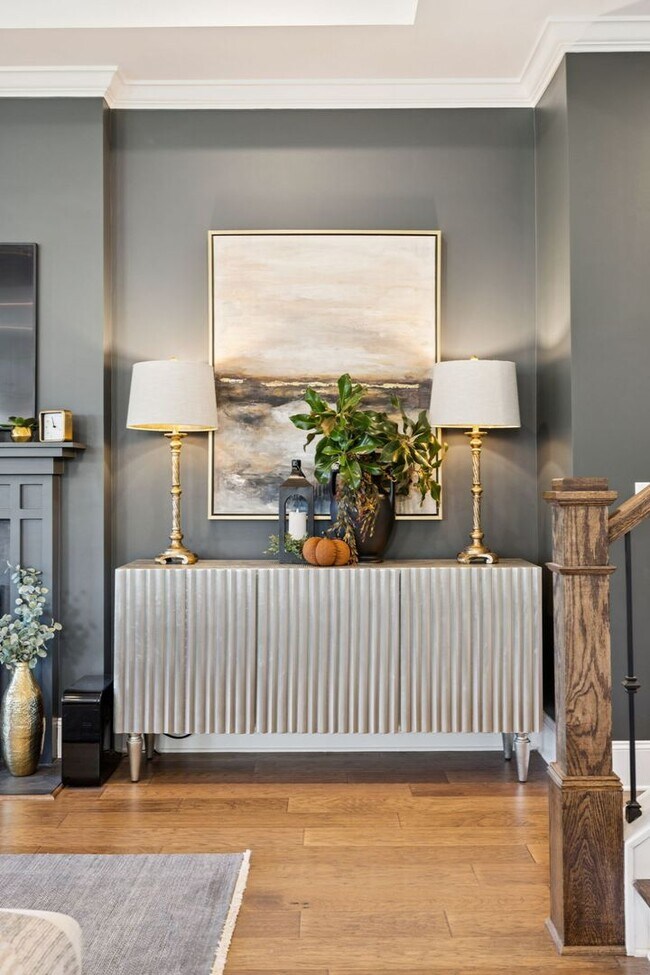 Building Photo - Luxurious living space *Fully furnished an...