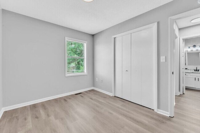Building Photo - *NEWLY RENOVATED* 2 Bedroom Townhouse in D...