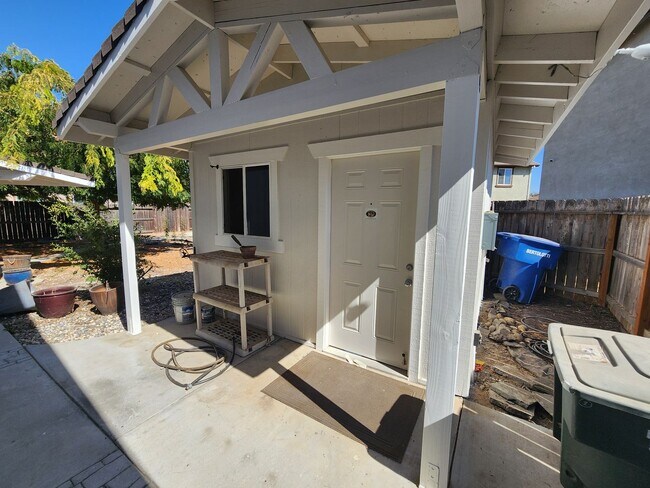 Building Photo - Inviting and Warm 3 Bedroom 2 Bath Home in Newman CA