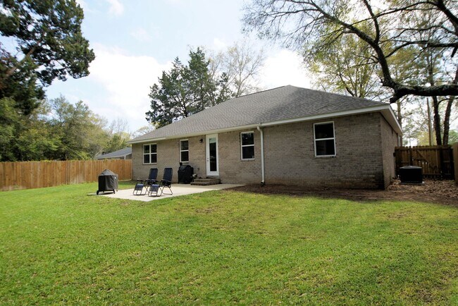Building Photo - Newer Home in Valparaiso