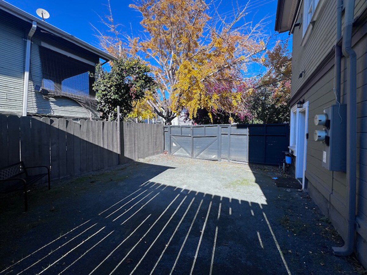 Building Photo - 1037 Peralta St