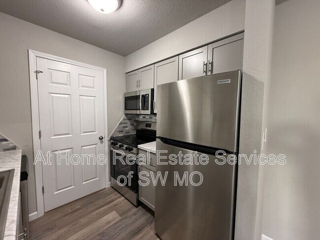 Building Photo - 721 E Bain St