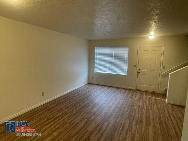 Building Photo - Townhome Near College