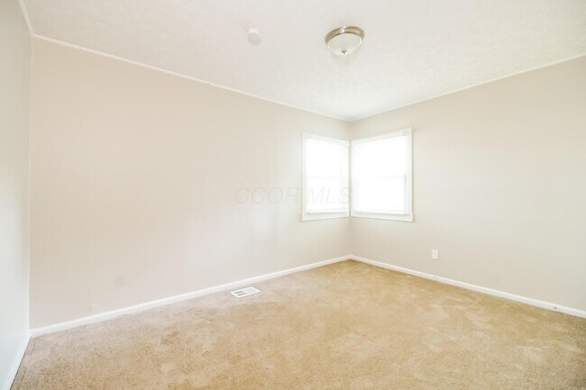 Building Photo - 890 Bucknell Rd