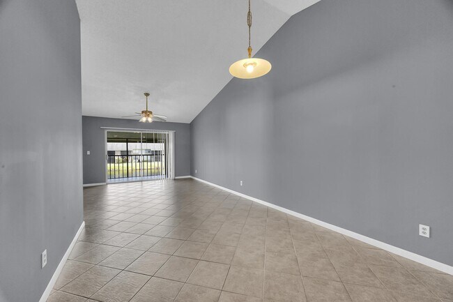 Building Photo - 3171 SE Aster Ln