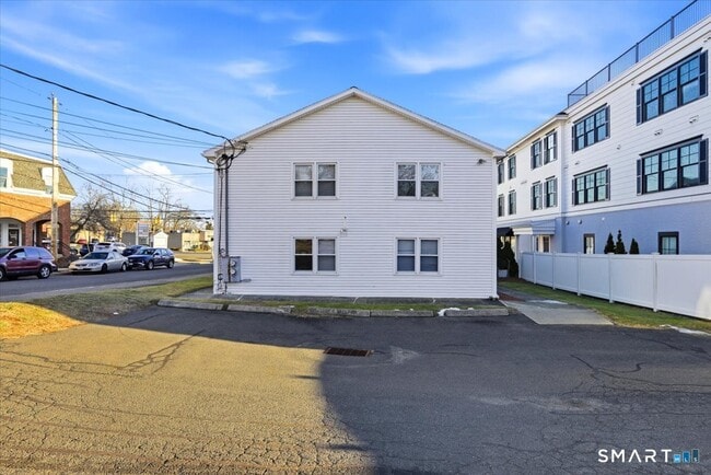 Building Photo - 194 Cherry St