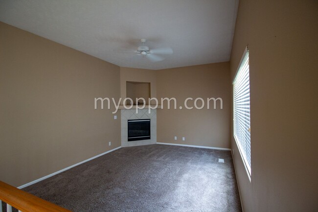 Building Photo - $1,022.50 Off Deposit! Spacious 2 Story ho...