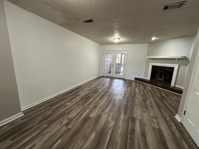 Building Photo - Townhouse For Rent