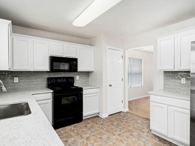 Building Photo - Spacious and Move-In Ready Home! - Fenced Yard!