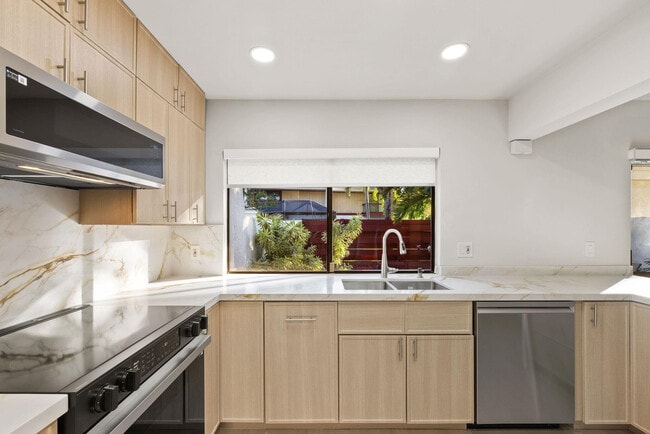 Building Photo - 3012 Willow Ln