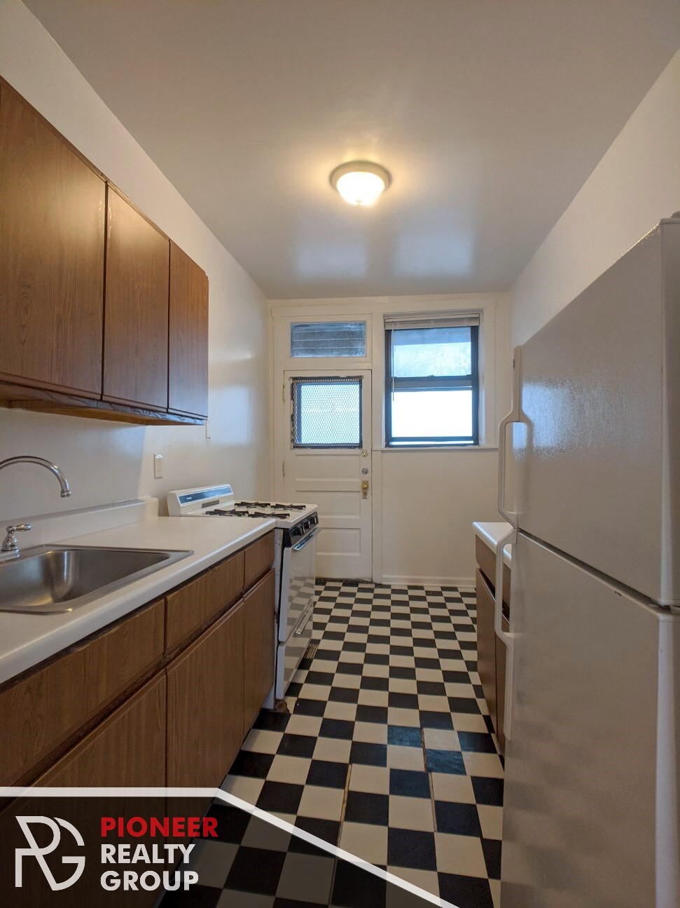 Building Photo - 813 W Waveland Ave