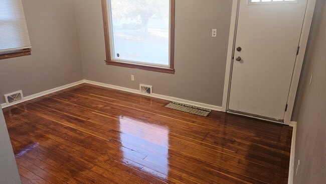 Building Photo - 3802 Brentwood Dr