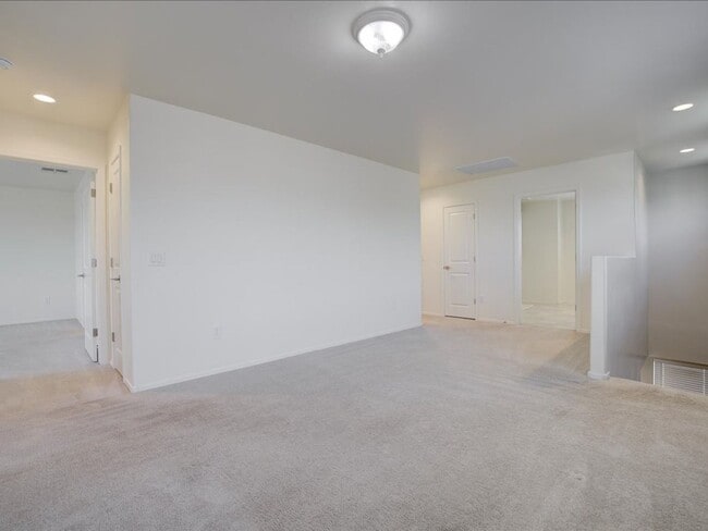 Building Photo - 3 Bedroom 2.5 Bathroom