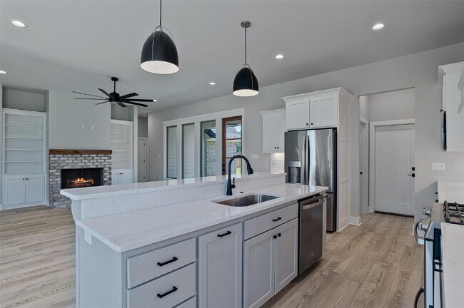 Building Photo - "Charming 3-Bed Retreat with Granite Elegance & Cozy Fireplace in Benton!"