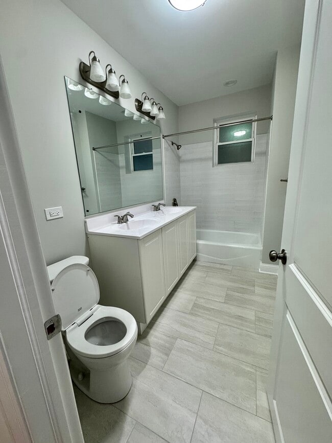 Building Photo - 1727 W Bryn Mawr Ave