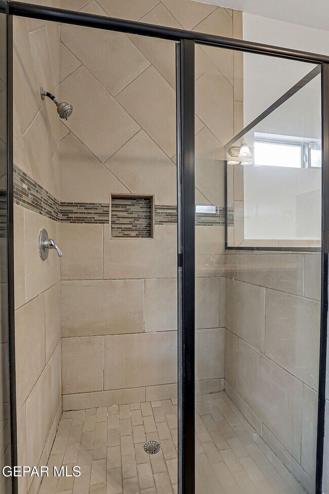 Building Photo - 308 S Manzanita Dr