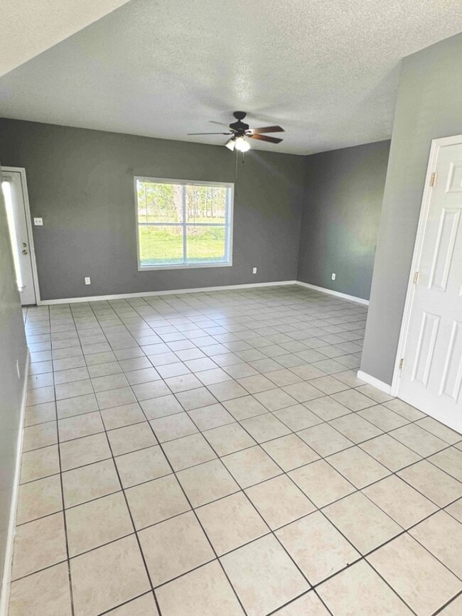 Building Photo - 446 W Parish Rd