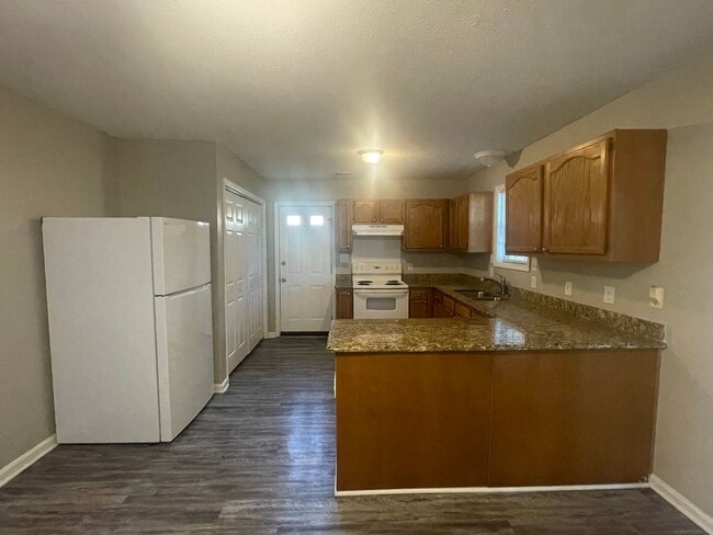 Building Photo - Charming ranch-style 2 Bedroom 1 Bath home in Pineville offering comfortable single-level living.