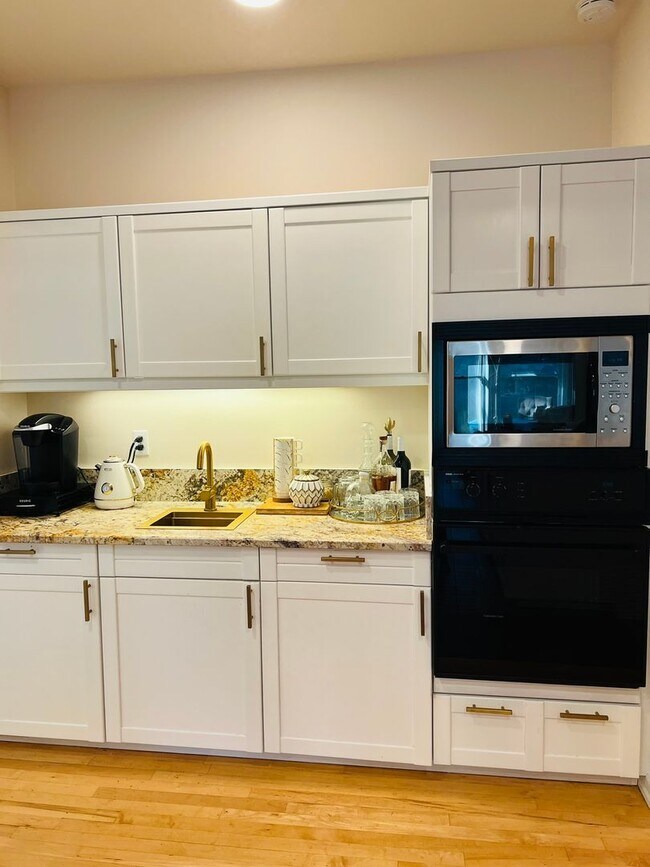 Building Photo - Beautiful and Spacious 3BD + Den