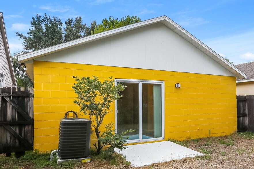 Building Photo - 1632 Chatham Cir