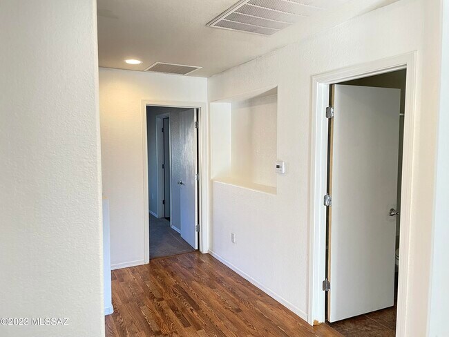 Building Photo - 10573 E Pleasant Pasture Dr