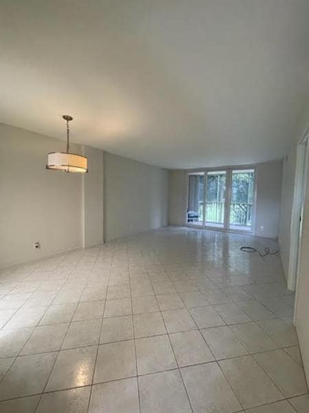 Building Photo - 250 Jacaranda Dr
