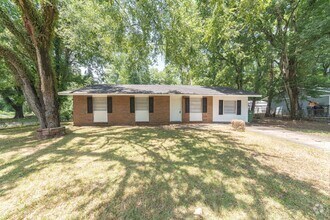Building Photo - Coming Soon! Spacious 3 Bedroom 1 Bath!