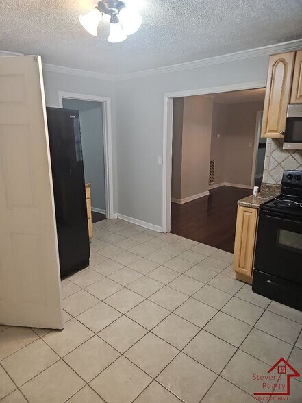 Building Photo - 2412 Chapel Ave