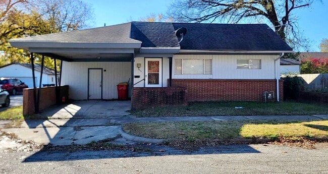Primary Photo - 504 E 8th St
