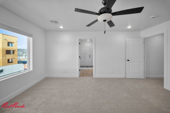 Building Photo - 3 Bedroom Townhome in Desert Color