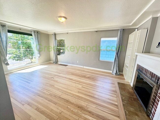 Building Photo - 2-Bedroom 2-Bathroom House in NE Portland,...