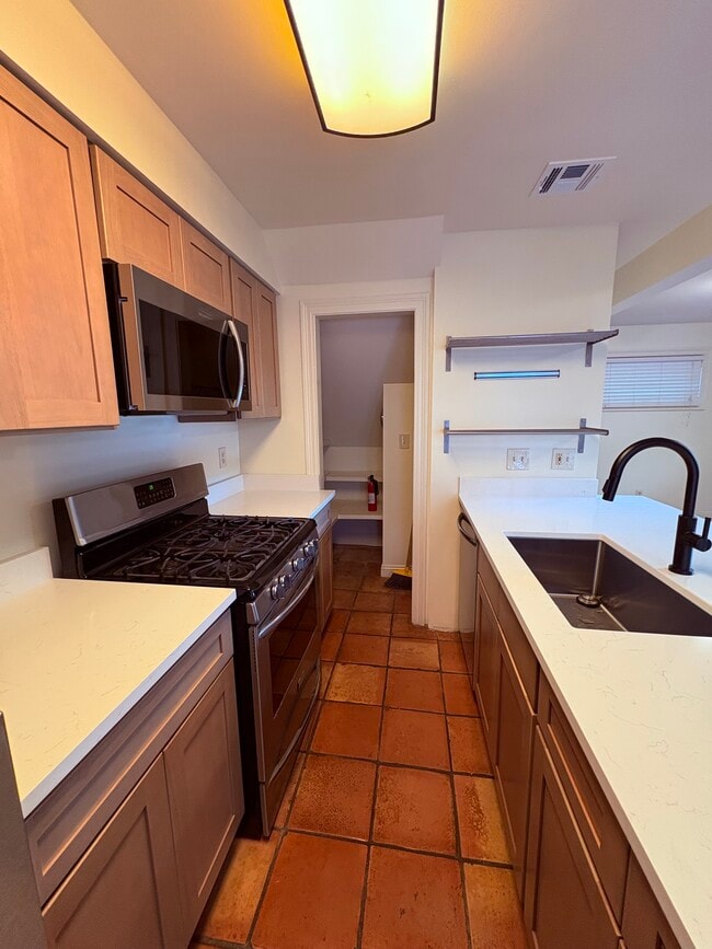 Building Photo - 1717 Upperline St