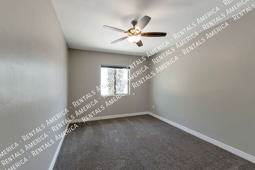 Building Photo - 4000 W Orangewood Dr