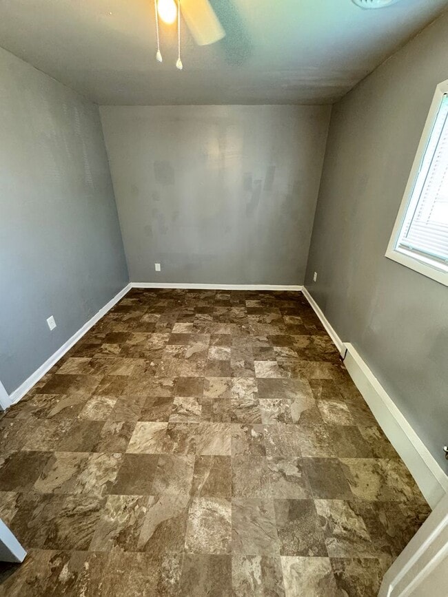 Building Photo - Cozy 3 bed 1.5 bath with Backyard