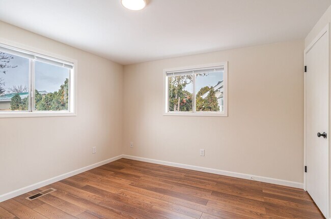 Building Photo - Huge Kitchen, 1000 sq ft Shop/Garage, Remodeled 3 bedroom